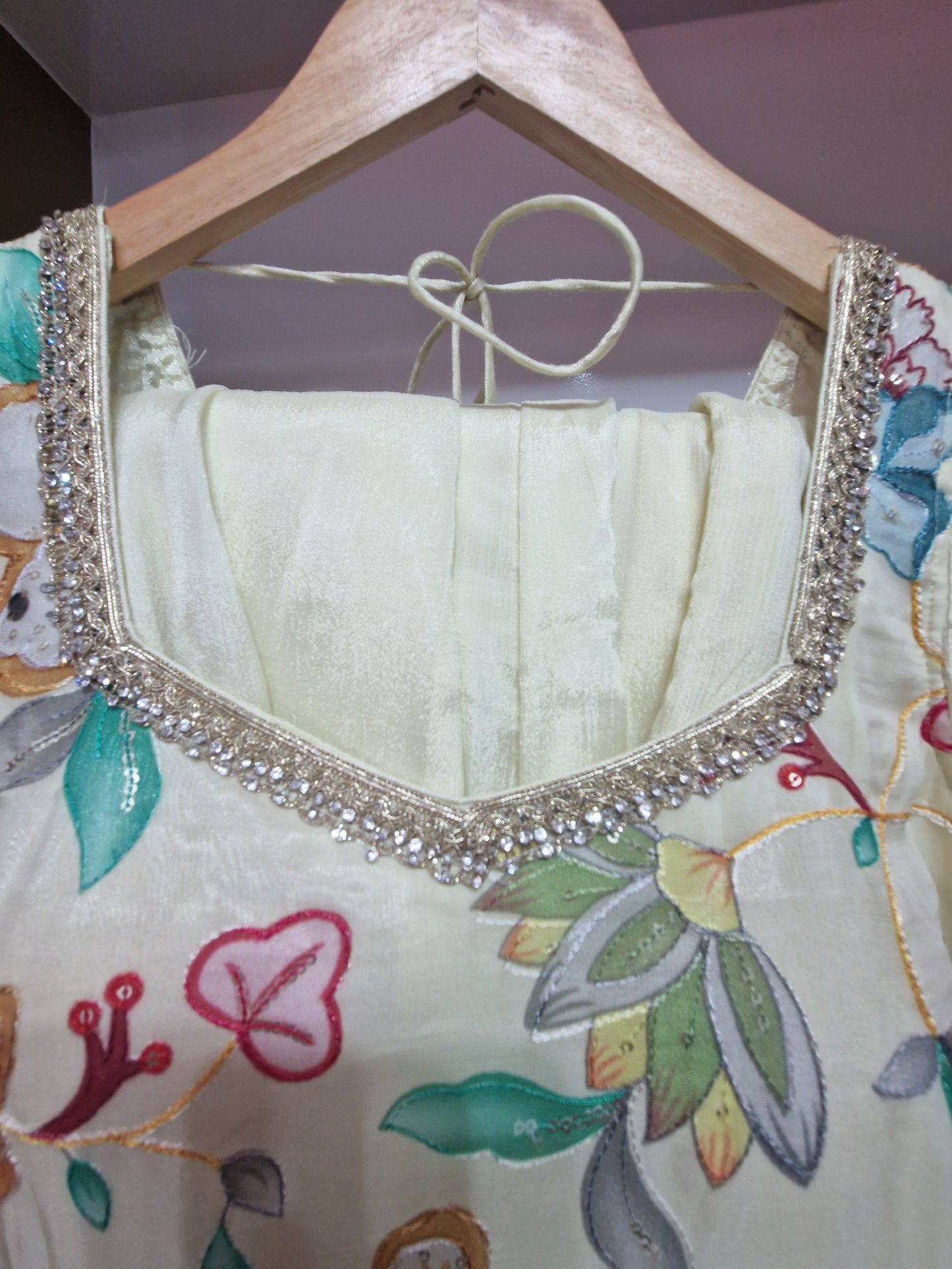 Cream Floral Embroidered Flared Kurta Ensemble – Shell Trim & Wide-Leg Bottoms