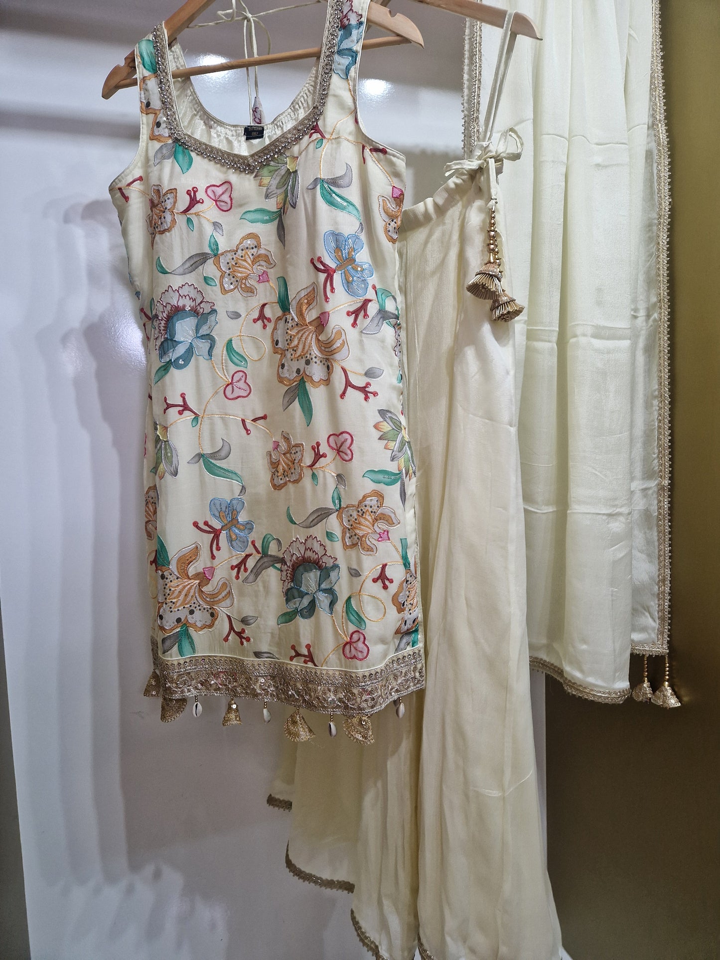 Cream Floral Embroidered Flared Kurta Ensemble – Shell Trim & Wide-Leg Bottoms